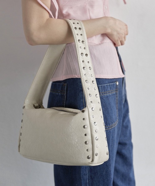 UNE MANSION（ユヌマンション）の「【ショルダーバッグ/ハンドバッグ】2WAYユニークシルバースタッズボックスバッグ（ショルダーバッグ・レディース・アイボリー/ブラック/ブラウン/ピンク・ONE SIZE）」の2枚目の写真