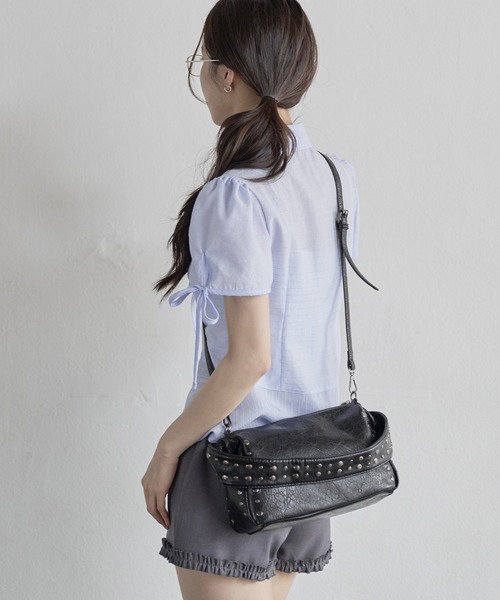 UNE MANSION（ユヌマンション）の「【ショルダーバッグ/ハンドバッグ】2WAYユニークシルバースタッズボックスバッグ（ショルダーバッグ・レディース・アイボリー/ブラック/ブラウン/ピンク・ONE SIZE）」の3枚目の写真