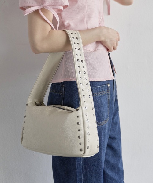 UNE MANSION（ユヌマンション）の「【ショルダーバッグ/ハンドバッグ】2WAYユニークシルバースタッズボックスバッグ（ショルダーバッグ・レディース・アイボリー/ブラック/ブラウン/ピンク・ONE SIZE）」の8枚目の写真
