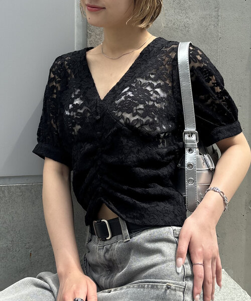WHO'S WHO gallery（フーズフーギャラリー）の「【前後2WAY】レース Vネック半袖ブラウス（シャツ/ブラウス・レディース・ブラック/オフホワイト・FREE）」の2枚目の写真