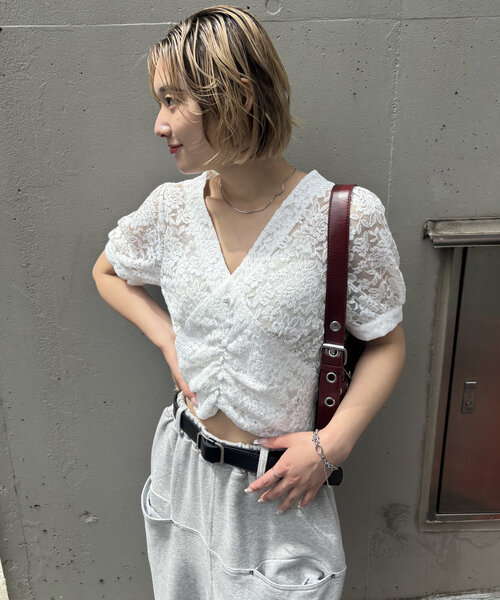 WHO'S WHO gallery（フーズフーギャラリー）の「【前後2WAY】レース Vネック半袖ブラウス（シャツ/ブラウス・レディース・ブラック/オフホワイト・FREE）」の3枚目の写真