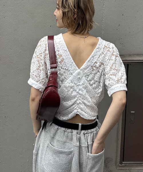 WHO'S WHO gallery（フーズフーギャラリー）の「【前後2WAY】レース Vネック半袖ブラウス（シャツ/ブラウス・レディース・ブラック/オフホワイト・FREE）」の6枚目の写真