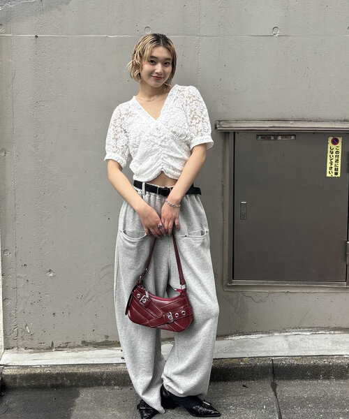 WHO'S WHO gallery（フーズフーギャラリー）の「【前後2WAY】レース Vネック半袖ブラウス（シャツ/ブラウス・レディース・ブラック/オフホワイト・FREE）」の13枚目の写真