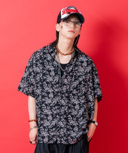 a.p.o.v.(エーピーオービー)の「a.p.o.v. フラワーシルエット総柄オーバーサイズシャツ(シャツ/ブラウス・メンズ・ブラック/ホワイト・ONESIZE)」の2枚目の写真