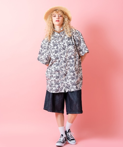 a.p.o.v.(エーピーオービー)の「a.p.o.v. フラワーシルエット総柄オーバーサイズシャツ(シャツ/ブラウス・メンズ・ブラック/ホワイト・ONESIZE)」の4枚目の写真