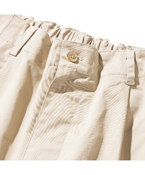 UNFRM OUTDOOR STANDARD（ユニフォームアウトドアスタンダード）の「UNFRM OUTDOOR STANDARD STRETCH CHINO CLOTH TWO TUCK WIDE HALF PANTS（ユニフォームアウトドアスタンダード  ストレッチ チノクロス ツータック ワイドハーフパンツ）（その他パンツ・メンズ・ネイビー/ベージュ・X-LARGE/LARGE/MEDIUM/SMALL）」の4枚目の写真