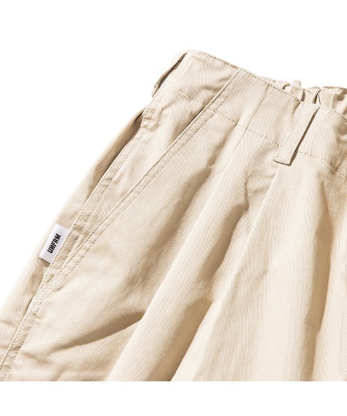UNFRM OUTDOOR STANDARD（ユニフォームアウトドアスタンダード）の「UNFRM OUTDOOR STANDARD STRETCH CHINO CLOTH TWO TUCK WIDE HALF PANTS（ユニフォームアウトドアスタンダード  ストレッチ チノクロス ツータック ワイドハーフパンツ）（その他パンツ・メンズ・ネイビー/ベージュ・X-LARGE/LARGE/MEDIUM/SMALL）」の5枚目の写真