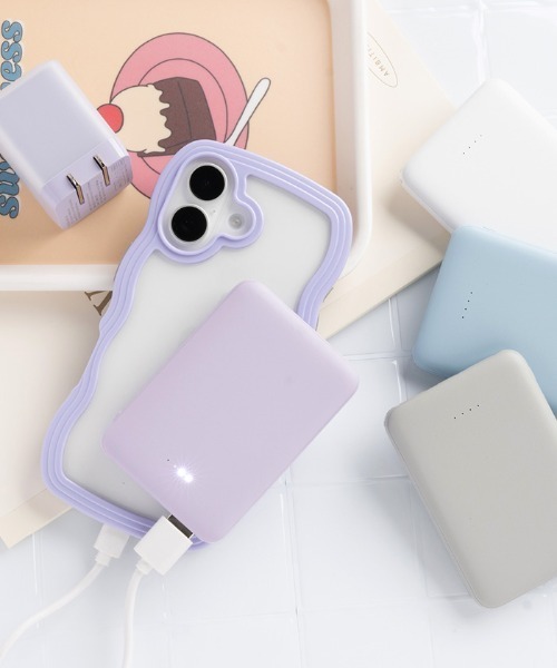 Hamee(ハミィ)の「Melia 超薄型 モバイルバッテリー 5000mAh 3台同時充電 対応(スマホグッズ・レディース・ホワイト/ブルー/グレー/パープル・FREE)」の1枚目の写真