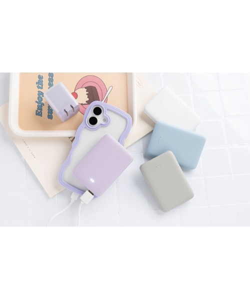 Hamee(ハミィ)の「Melia 超薄型 モバイルバッテリー 5000mAh 3台同時充電 対応(スマホグッズ・レディース・ホワイト/ブルー/グレー/パープル・FREE)」の15枚目の写真