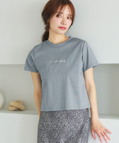 mysty woman（ミスティウーマン）の「ニュアンスロゴコンパクトTシャツ　495369（Tシャツ/カットソー・レディース・オフホワイト/グレイッシュブルー/ブラック/ピンク系その他・FREE）」の4枚目の写真