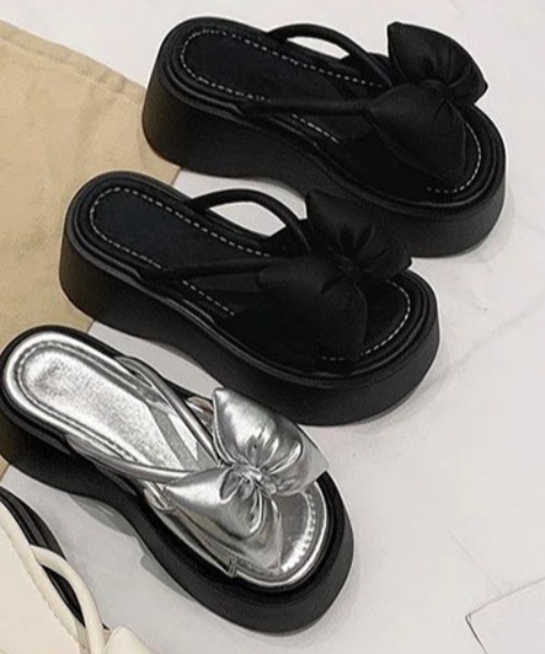 Mejoul(メジュール)の「プラットフォーム ビッグリボン厚底ミュールサンダル(サンダル・レディース・シルバー/アイボリー/ブラック・M/L)」の15枚目の写真