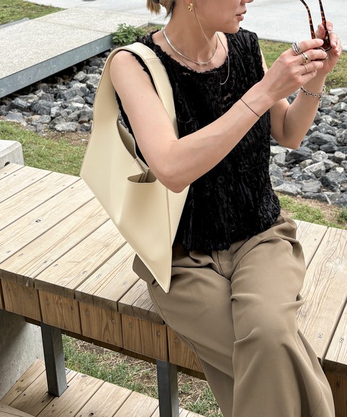 feepur（フェピュール）の「トライアングルショルダーバッグ（ショルダーバッグ・レディース・ブラック/アイボリー・FREE）」の7枚目の写真