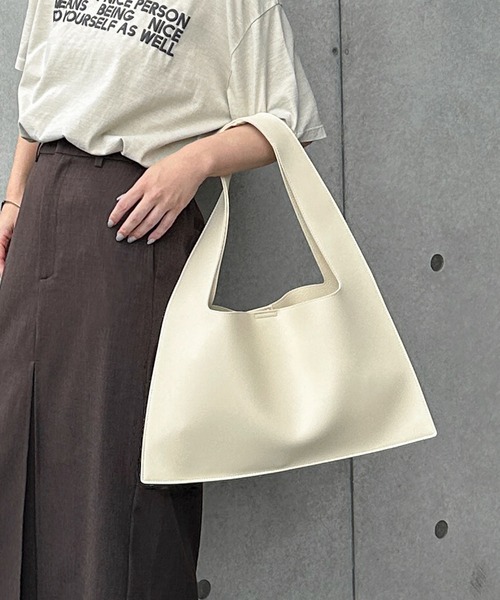 feepur（フェピュール）の「トライアングルショルダーバッグ（ショルダーバッグ・レディース・ブラック/アイボリー・FREE）」の13枚目の写真