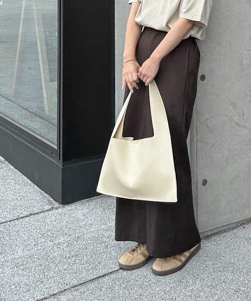 feepur（フェピュール）の「トライアングルショルダーバッグ（ショルダーバッグ・レディース・ブラック/アイボリー・FREE）」の11枚目の写真