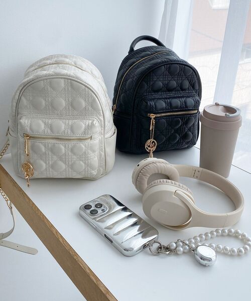 MAJESTIC LEGON（マジェスティックレゴン）の「チャームセットキルティングリュック（バックパック/リュック・レディース・アイボリー/ブラック・FREE）」の2枚目の写真