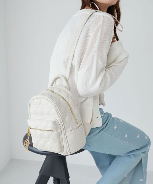 MAJESTIC LEGON（マジェスティックレゴン）の「チャームセットキルティングリュック（バックパック/リュック・レディース・アイボリー/ブラック・FREE）」の5枚目の写真