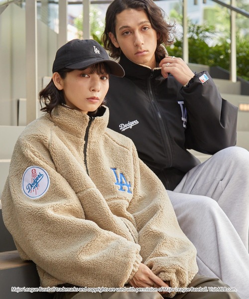 MLB（メジャーリーグベースボール）の「MLB/メジャーリーグベースボール 別注 ワッペン刺繍 2WAYリバーシブル ドロストナイロン×ボア スタンドブルゾン（ブルゾン・メンズ・ダークネイビー/ブラック/アッシュブラウン/オフホワイト・M/L）」の6枚目の写真