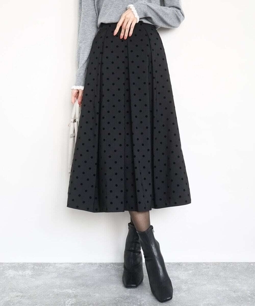 MK MICHEL KLEIN（エムケーミッシェルクラン）の「フロッキードット柄タックスカート/洗える（スカート・レディース・グレー/ブラック・38）」の2枚目の写真