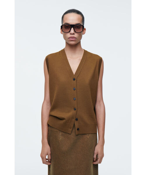 Vネックメリノウールベスト（ベスト）｜COS（コス）のファッション通販