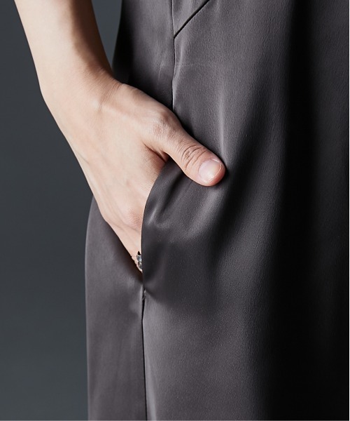 GEVS.(ジェイヴィス)の「サテンキャミソールワンピース<大きいサイズ有>GEVS.(ワンピース・レディース・ブラック/ブラウン・5L/4L/3L/LL/L/M)」の15枚目の写真