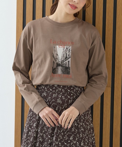 Honeys(ハニーズ)の「フォトプリントTシャツ(Tシャツ/カットソー・レディース・スミクロ/モカ/ホワイト×レッド/ホワイト×ブルー/グレイッシュブルー・L/LL/M/S)」の1枚目の写真