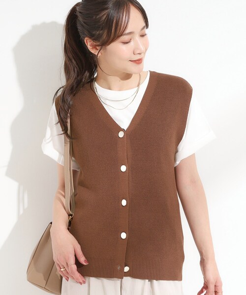 DRESKIP（ドレスキップ）の「【S-LL】ゴールドボタンが上品 大人のニットベスト（ベスト・レディース・ブラック/ダークブラウン/オフホワイト・03/04/02/01）」の3枚目の写真