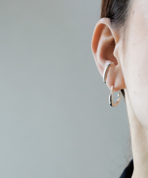 ISOLATION(アイソレーション)の「【ISOLATION / アイソレーション】Silver925 Smooth Curve Pierce / スムースカーブピアス シルバー925(ピアス(両耳用)・レディース・シルバー・FREE)」の2枚目の写真
