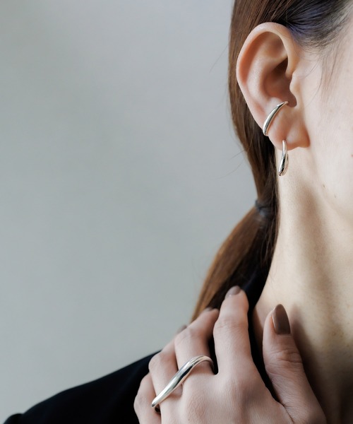 ISOLATION(アイソレーション)の「【ISOLATION / アイソレーション】Silver925 Smooth Curve Pierce / スムースカーブピアス シルバー925(ピアス(両耳用)・レディース・シルバー・FREE)」の4枚目の写真