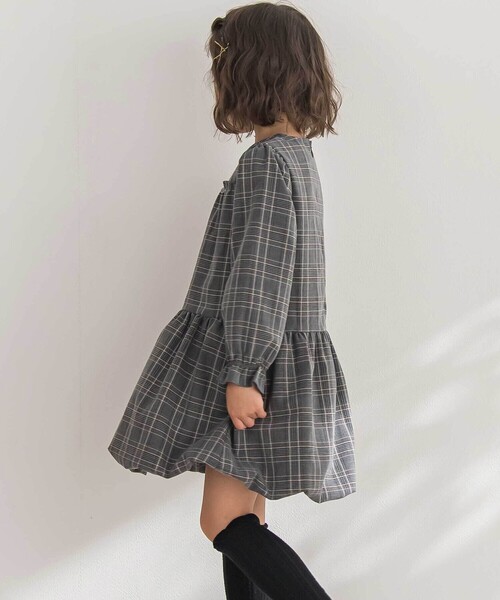 BeBe Petits Pois Vert（ベベプチポワヴェール）の「【店舗限定】チェックバルーン長袖ワンピース（ワンピース・キッズ・ブラック系その他/グレー系その他・100cm/120cm/130cm/150cm/140cm/110cm）」の5枚目の写真