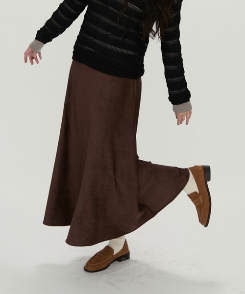 NUJOH(ヌゾ)の「Suede Flare Long Skirt / スエードフレアロングスカート(スカート・レディース・ブラック/ブラウン/ベージュ・MEDIUM/LARGE)」の3枚目の写真
