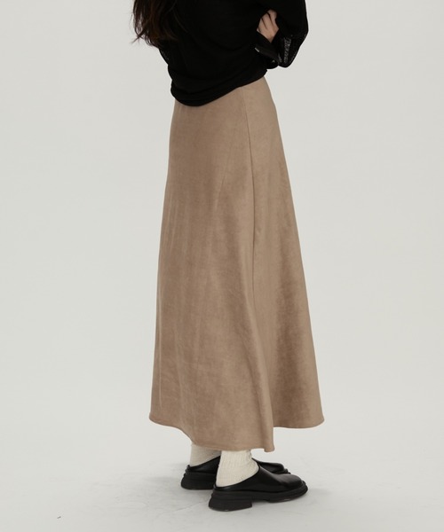NUJOH(ヌゾ)の「Suede Flare Long Skirt / スエードフレアロングスカート(スカート・レディース・ブラック/ブラウン/ベージュ・MEDIUM/LARGE)」の8枚目の写真