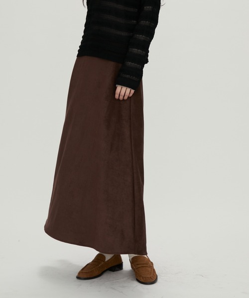 NUJOH(ヌゾ)の「Suede Flare Long Skirt / スエードフレアロングスカート(スカート・レディース・ブラック/ブラウン/ベージュ・MEDIUM/LARGE)」の4枚目の写真