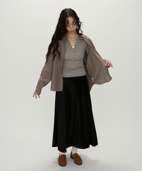 NUJOH(ヌゾ)の「Suede Flare Long Skirt / スエードフレアロングスカート(スカート・レディース・ブラック/ブラウン/ベージュ・MEDIUM/LARGE)」の5枚目の写真