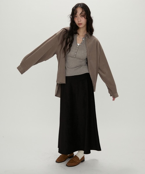 NUJOH(ヌゾ)の「Suede Flare Long Skirt / スエードフレアロングスカート(スカート・レディース・ブラック/ブラウン/ベージュ・MEDIUM/LARGE)」の22枚目の写真