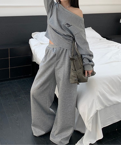 LUCPY(ラクピー)の「オフショルダーラウンジセットアップ(スウェット・レディース・グレー・SMALL/MEDIUM/LARGE)」の2枚目の写真