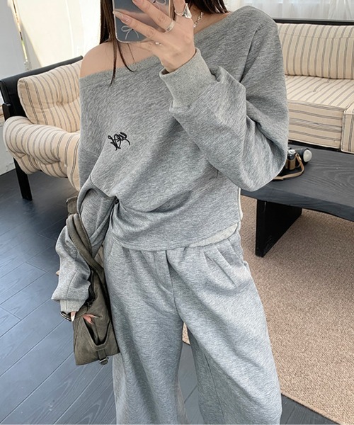 LUCPY(ラクピー)の「オフショルダーラウンジセットアップ(スウェット・レディース・グレー・SMALL/MEDIUM/LARGE)」の4枚目の写真
