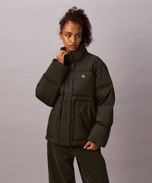 Calvin Klein(カルバン・クライン)の「ジャケット - クラシックダウンパッファジャケット(ダウンジャケット/コート・レディース・ブラック/ブラウン・XS/M/S/L)」の2枚目の写真