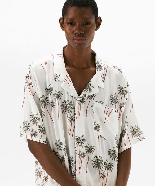 TOMMY HILFIGER(トミーヒルフィガー)の「プリントボーリングシャツ(シャツ/ブラウス・メンズ・ホワイト系その他/マルチ・MEDIUM/LARGE/X-LARGE/SMALL)」の3枚目の写真