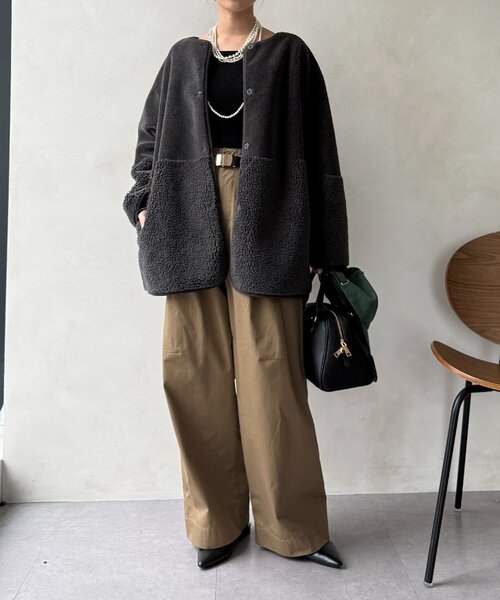 DouDou(ドゥドゥ)の「【WEB限定】リバーシブルフェイクムートンコート(その他アウター・レディース・グレイッシュベージュ/チャコールグレー・FREE)」の3枚目の写真