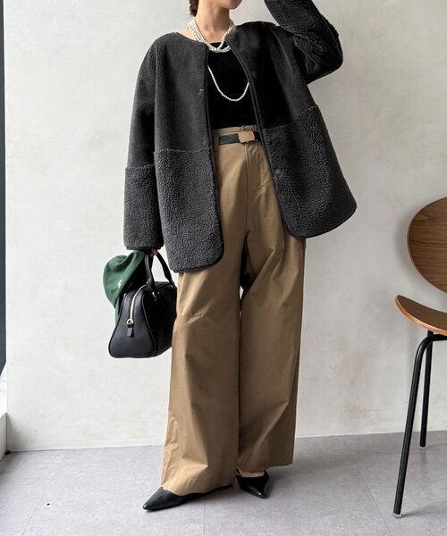 DouDou(ドゥドゥ)の「【WEB限定】リバーシブルフェイクムートンコート(その他アウター・レディース・グレイッシュベージュ/チャコールグレー・FREE)」の6枚目の写真