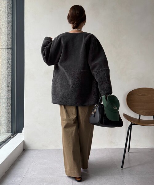 DouDou(ドゥドゥ)の「【WEB限定】リバーシブルフェイクムートンコート(その他アウター・レディース・グレイッシュベージュ/チャコールグレー・FREE)」の7枚目の写真