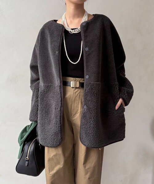 DouDou(ドゥドゥ)の「【WEB限定】リバーシブルフェイクムートンコート(その他アウター・レディース・グレイッシュベージュ/チャコールグレー・FREE)」の8枚目の写真