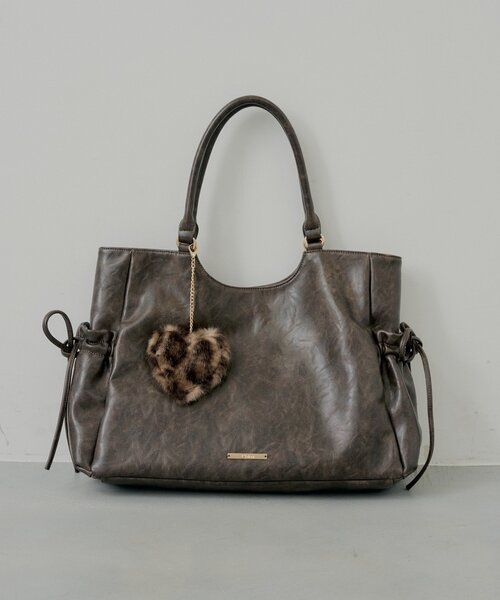 Chico(チコ)の「ハートファーチャーム付きトートバッグ(トートバッグ・レディース・ブラウン/ブラウン系その他3/ベージュ系その他3/ブラック・FREE)」の1枚目の写真