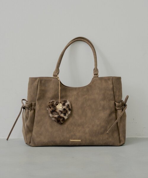 Chico(チコ)の「ハートファーチャーム付きトートバッグ(トートバッグ・レディース・ブラウン/ブラウン系その他3/ベージュ系その他3/ブラック・FREE)」の3枚目の写真