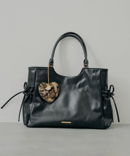 Chico(チコ)の「ハートファーチャーム付きトートバッグ(トートバッグ・レディース・ブラウン/ブラウン系その他3/ベージュ系その他3/ブラック・FREE)」の2枚目の写真