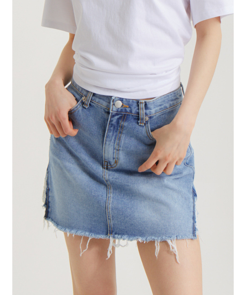 UNKNOWN PLANET(アンノウンプラネット)の「トライアングルデストロイドデニムスカートブルー(スカート・レディース・その他・LARGE/MEDIUM/SMALL)」の2枚目の写真