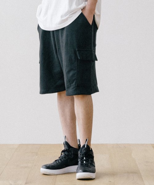 VASTIC(バスティック)の「ワイドスウェットカーゴハーフパンツ_ブラック(その他パンツ・メンズ・その他・MEDIUM)」の1枚目の写真