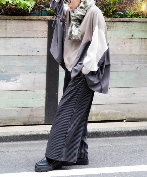 OSMOSIS(オズモーシス)の「サイドギャザープルオーバー(Tシャツ/カットソー・レディース・グレイッシュベージュ/グリーン/ブラック・ONE SIZE)」の6枚目の写真