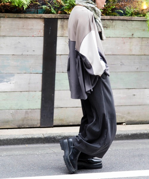 OSMOSIS(オズモーシス)の「サイドギャザープルオーバー(Tシャツ/カットソー・レディース・グレイッシュベージュ/グリーン/ブラック・ONE SIZE)」の8枚目の写真