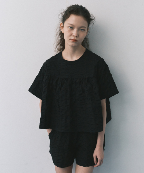 MAIS(マイス)の「A LINE RIPPLE CROP SHIRTS(シャツ/ブラウス・レディース・ブラック・FREE)」の1枚目の写真
